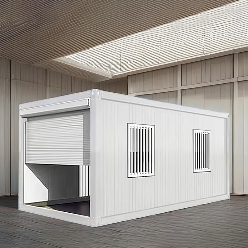 Garázs/raktár redőnnyel ellátott ajtóval